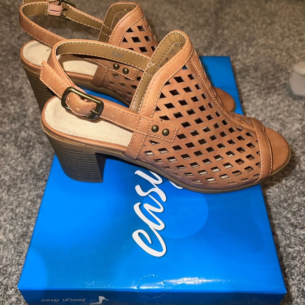 Brand new Sandals by easy street